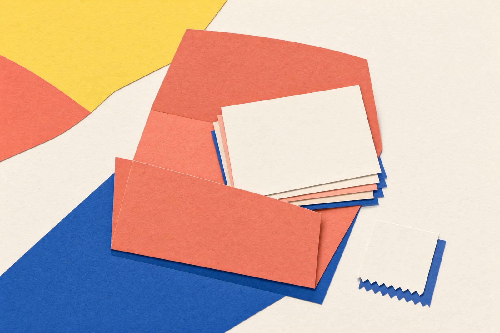 Illustration loser Papierschichten, einer gefalteten Mappe und eines leeren Belegstreifens ohne Beschriftung.